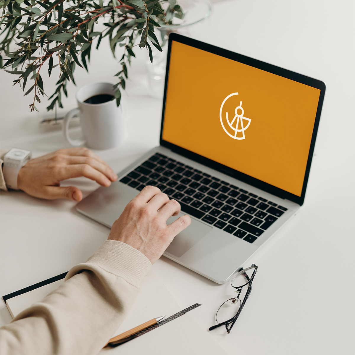 Suedwind Steuerberatungsgesellschaft Laptop mit weissem Signet auf orange